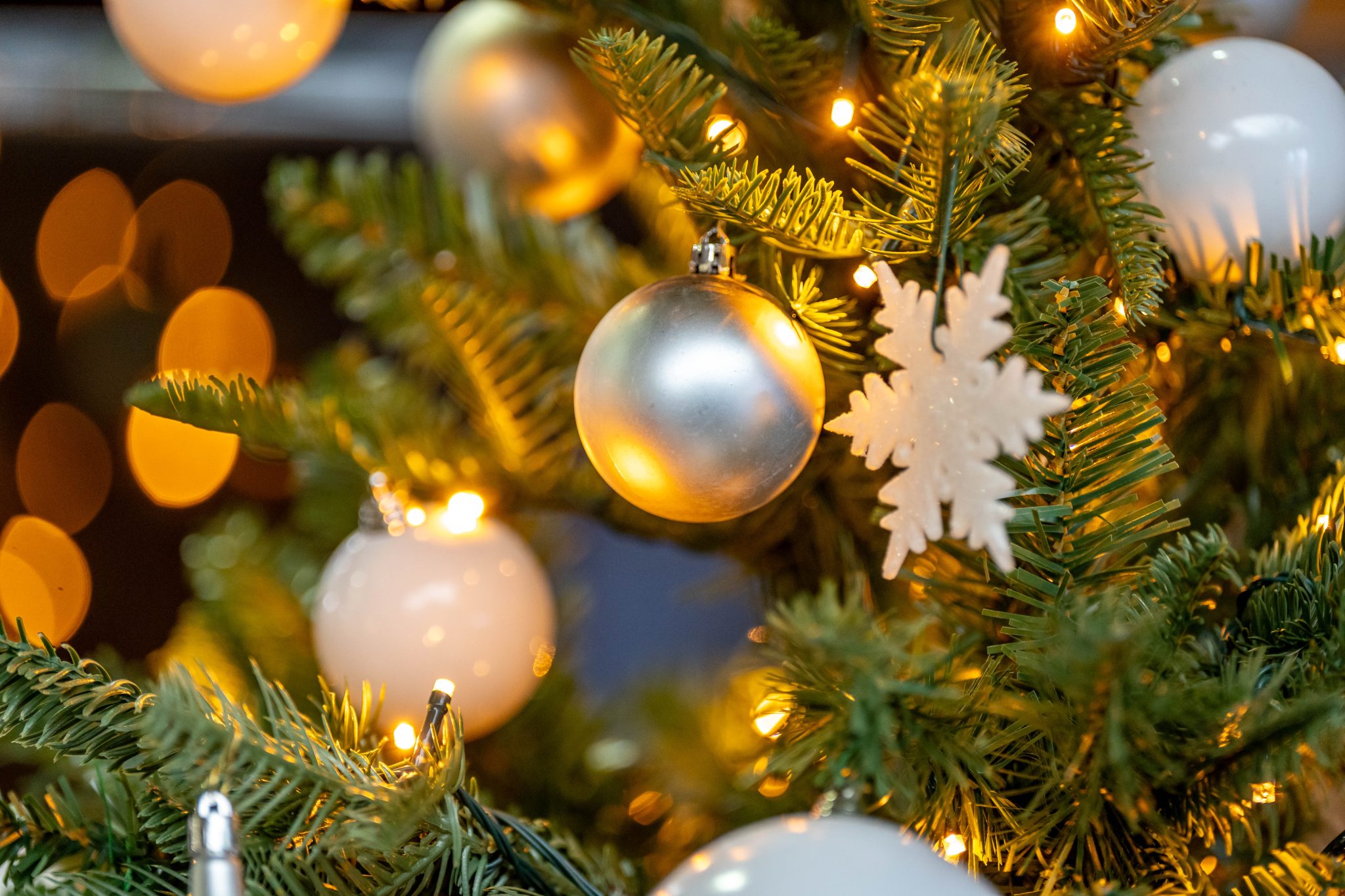 Close up décoration de Noël dorée